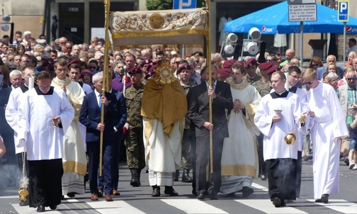 Procesja Bożego Ciała na ulicach Bielska-Białej.