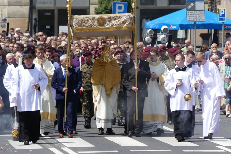 Procesja Bożego Ciała na ulicach Bielska-Białej.