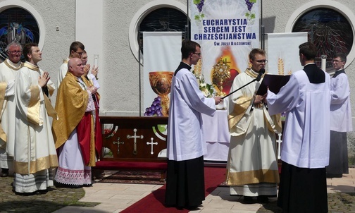 Pierwszy ołtarz przy kościele Trójcy Przenajświętszej w Bielsku.