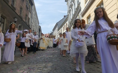 W drodze do drugiego ołtarza przy Zamku Sułkowskich.