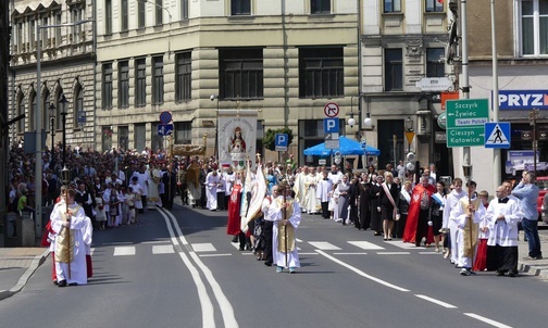Na ulicy ks. Stojałowskiego, w drodze do trzeciego ołtarza przy Ratuszu.