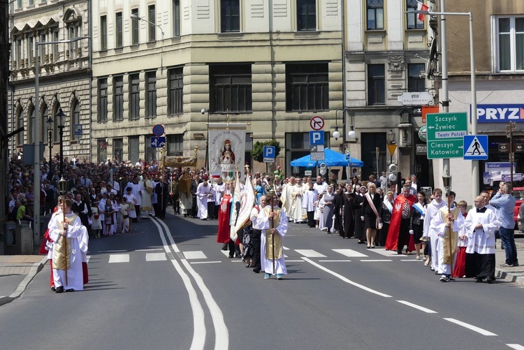 Na ulicy ks. Stojałowskiego, w drodze do trzeciego ołtarza przy Ratuszu.