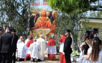 Po Mszy św. odbyła się procesja do czterech ołtarzy. 