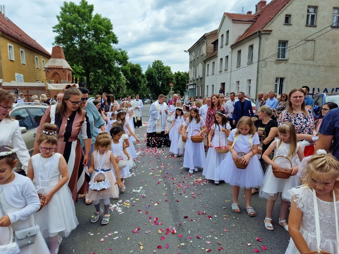 Boże Ciało w parafii Wniebowzięcia NMP w Bielawie