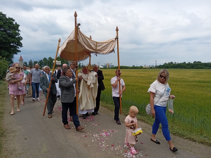 Boże Ciało u MB Częstochowskiej w Świebodzicach