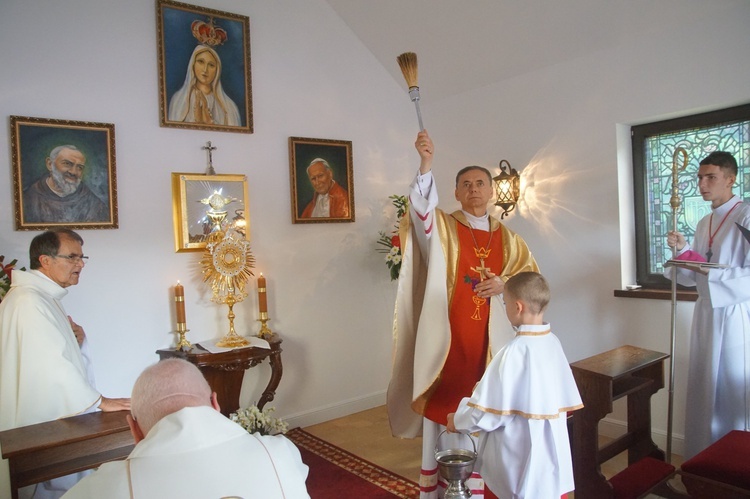 Procesja eucharystyczna w Kudowie-Zdroju z bp. Adamem Bałabuchem