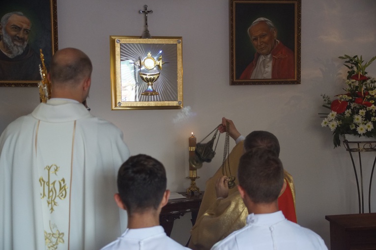 Procesja eucharystyczna w Kudowie-Zdroju z bp. Adamem Bałabuchem