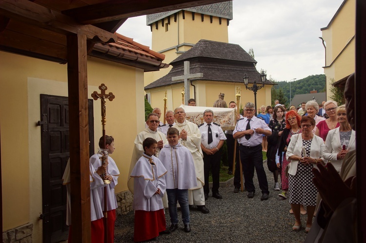 Procesja eucharystyczna w Kudowie-Zdroju z bp. Adamem Bałabuchem