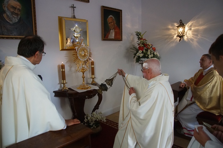 Procesja eucharystyczna w Kudowie-Zdroju z bp. Adamem Bałabuchem