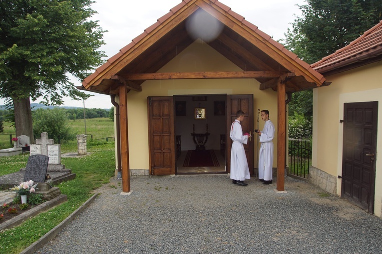 Procesja eucharystyczna w Kudowie-Zdroju z bp. Adamem Bałabuchem