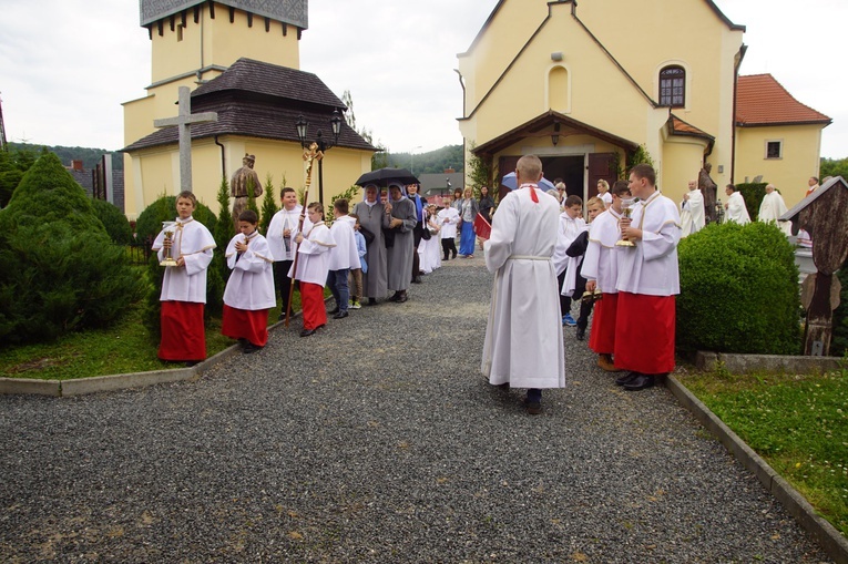 Procesja eucharystyczna w Kudowie-Zdroju z bp. Adamem Bałabuchem