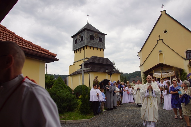 Procesja eucharystyczna w Kudowie-Zdroju z bp. Adamem Bałabuchem