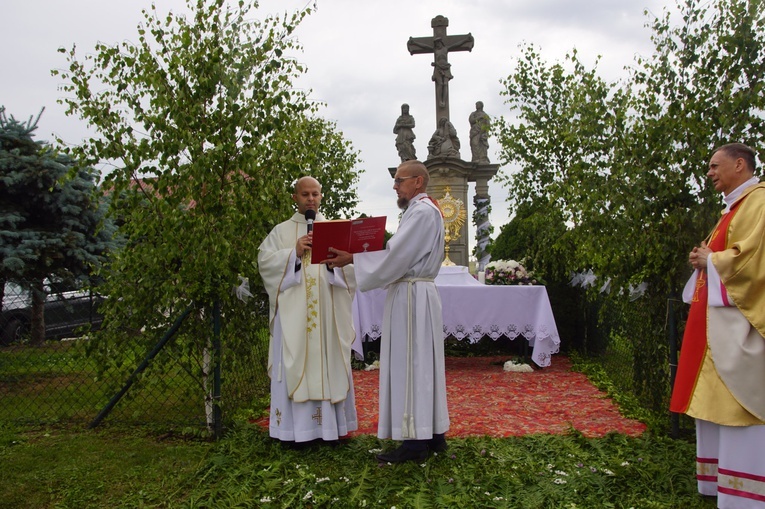 Procesja eucharystyczna w Kudowie-Zdroju z bp. Adamem Bałabuchem