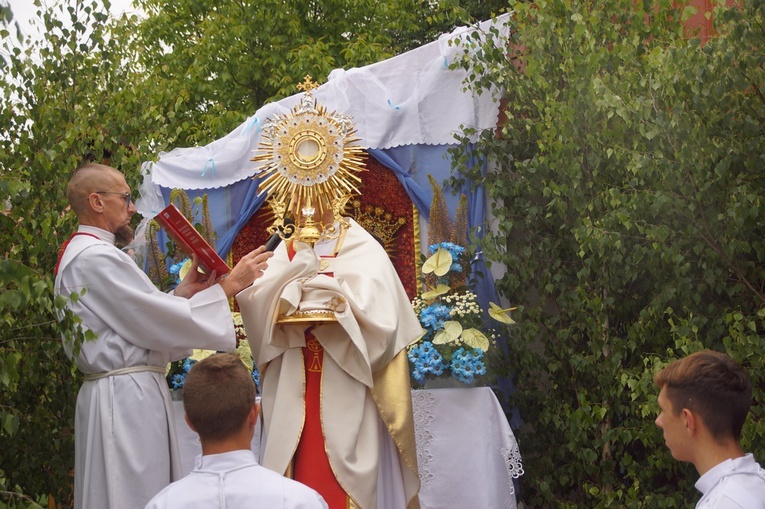 Procesja eucharystyczna w Kudowie-Zdroju z bp. Adamem Bałabuchem
