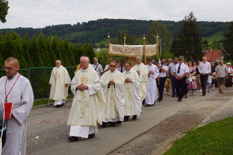 Procesja eucharystyczna w Kudowie-Zdroju z bp. Adamem Bałabuchem