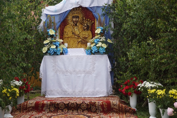 Procesja eucharystyczna w Kudowie-Zdroju z bp. Adamem Bałabuchem