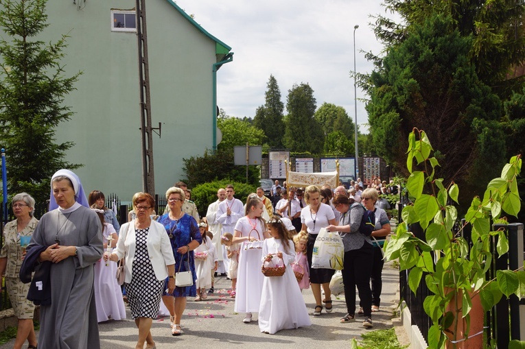 Procesja eucharystyczna w Kudowie-Zdroju z bp. Adamem Bałabuchem