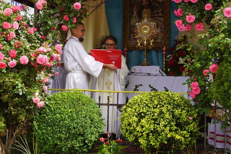 Procesja eucharystyczna w Kudowie-Zdroju z bp. Adamem Bałabuchem