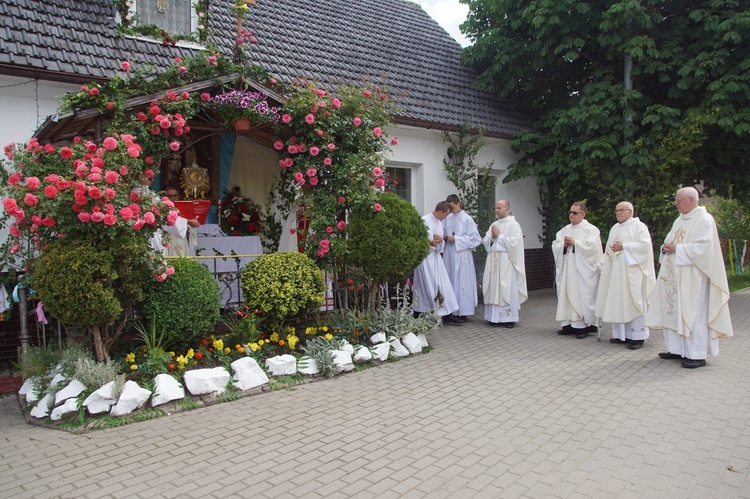 Procesja eucharystyczna w Kudowie-Zdroju z bp. Adamem Bałabuchem