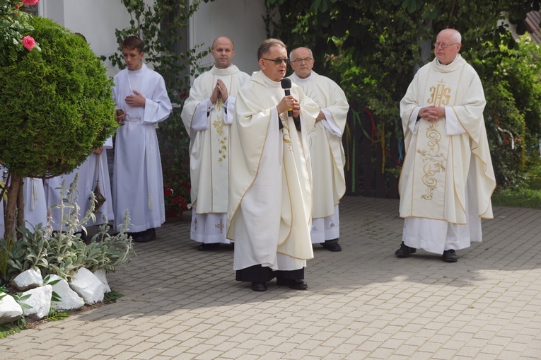 Procesja eucharystyczna w Kudowie-Zdroju z bp. Adamem Bałabuchem