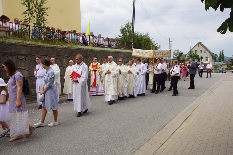 Procesja eucharystyczna w Kudowie-Zdroju z bp. Adamem Bałabuchem