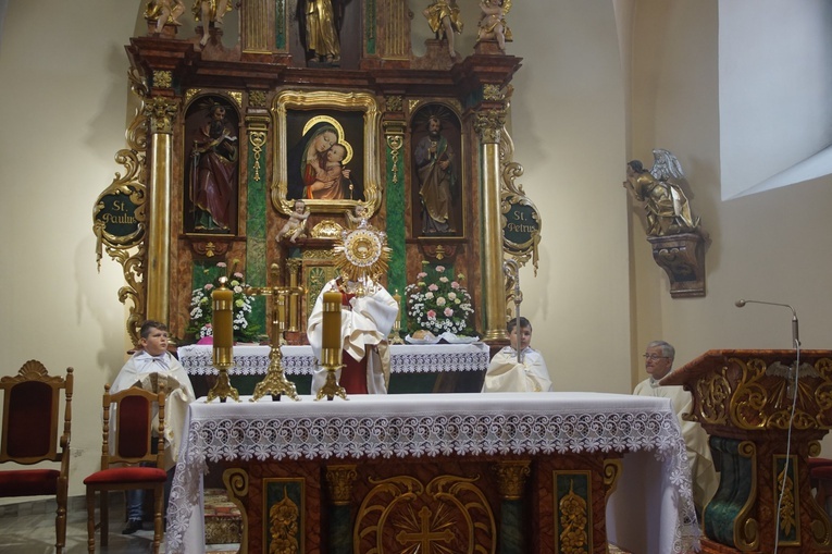 Procesja eucharystyczna w Kudowie-Zdroju z bp. Adamem Bałabuchem