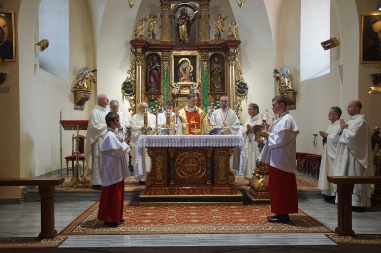 Procesja eucharystyczna w Kudowie-Zdroju z bp. Adamem Bałabuchem