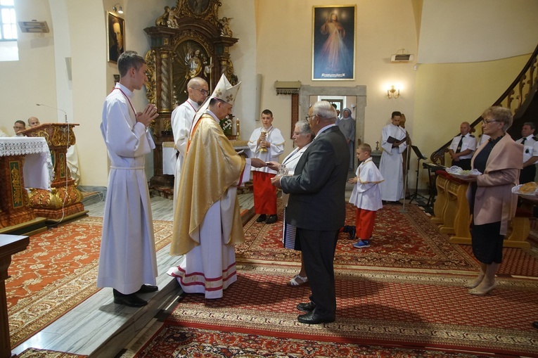 Procesja eucharystyczna w Kudowie-Zdroju z bp. Adamem Bałabuchem