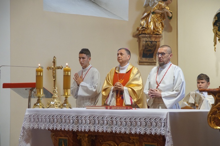 Procesja eucharystyczna w Kudowie-Zdroju z bp. Adamem Bałabuchem
