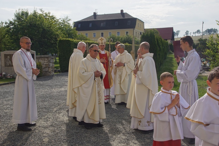 Procesja eucharystyczna w Kudowie-Zdroju z bp. Adamem Bałabuchem