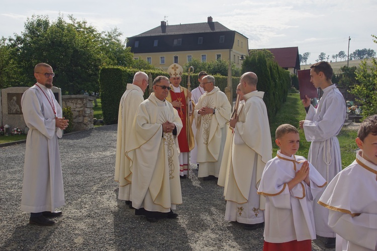 Procesja eucharystyczna w Kudowie-Zdroju z bp. Adamem Bałabuchem