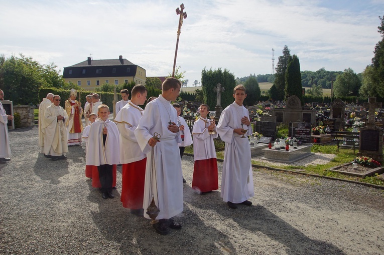 Procesja eucharystyczna w Kudowie-Zdroju z bp. Adamem Bałabuchem