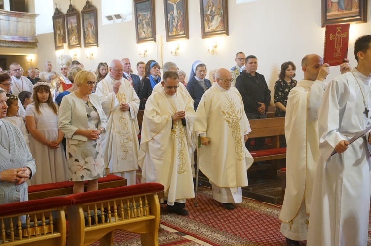 Procesja eucharystyczna w Kudowie-Zdroju z bp. Adamem Bałabuchem