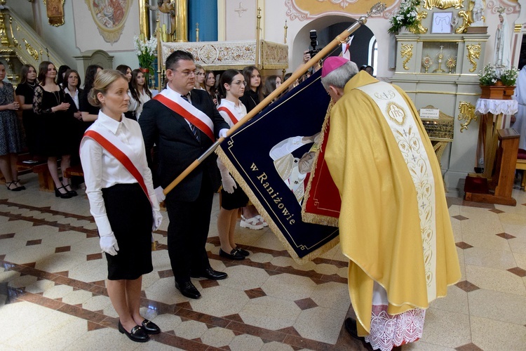 Poświęcenie sztandaru szkoły w Raniżowie