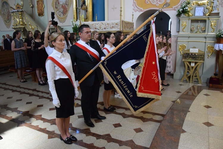 Poświęcenie sztandaru szkoły w Raniżowie