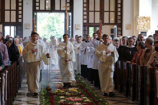 Pan Jezus na kwietnych dywanach. Boże Ciało na Kamionku