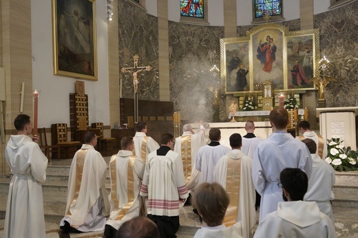 Pan Jezus na kwietnych dywanach. Boże Ciało na Kamionku