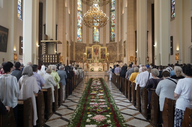 Pan Jezus na kwietnych dywanach. Boże Ciało na Kamionku