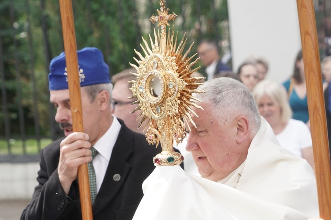 Pan Jezus na kwietnych dywanach. Boże Ciało na Kamionku