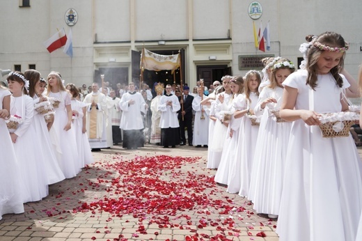 Pan Jezus na kwietnych dywanach. Boże Ciało na Kamionku