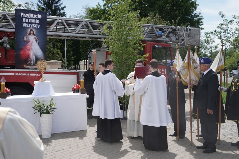 Pan Jezus na kwietnych dywanach. Boże Ciało na Kamionku