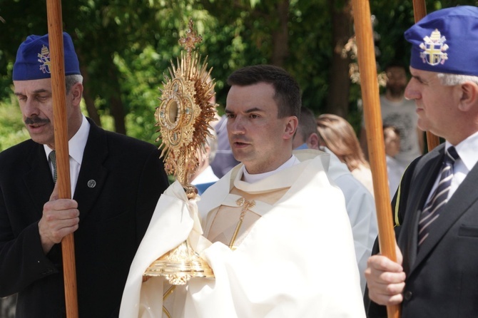 Pan Jezus na kwietnych dywanach. Boże Ciało na Kamionku