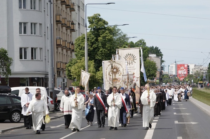 Pan Jezus na kwietnych dywanach. Boże Ciało na Kamionku