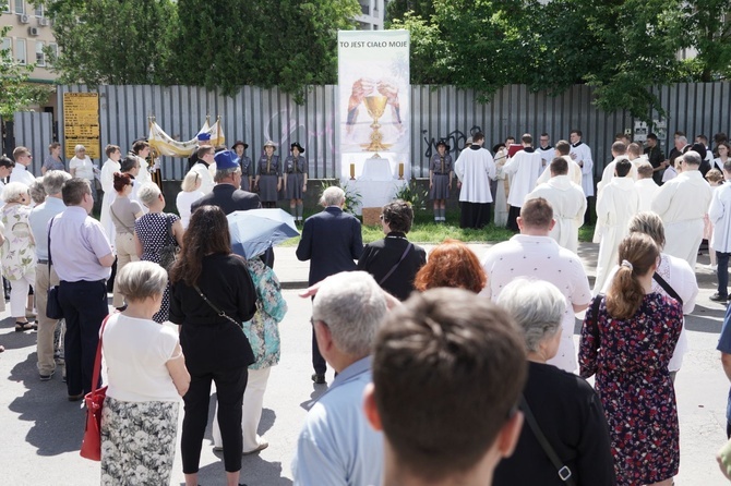 Pan Jezus na kwietnych dywanach. Boże Ciało na Kamionku