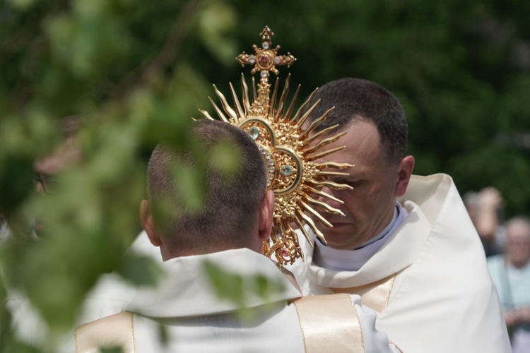 Pan Jezus na kwietnych dywanach. Boże Ciało na Kamionku