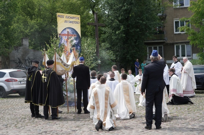 Pan Jezus na kwietnych dywanach. Boże Ciało na Kamionku