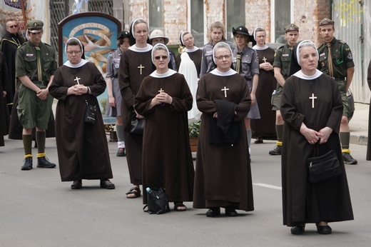 Pan Jezus na kwietnych dywanach. Boże Ciało na Kamionku