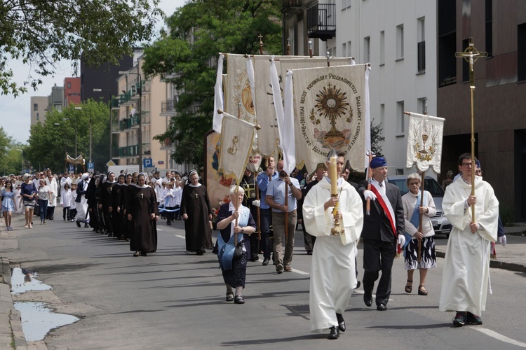 Pan Jezus na kwietnych dywanach. Boże Ciało na Kamionku