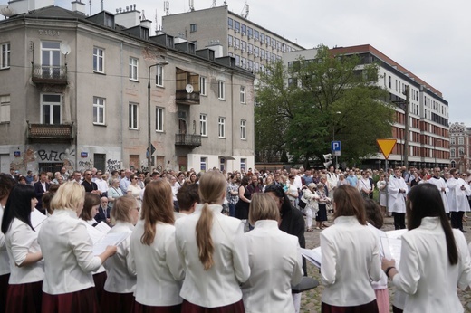 Pan Jezus na kwietnych dywanach. Boże Ciało na Kamionku