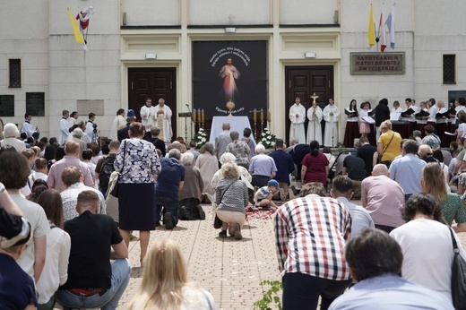 Pan Jezus na kwietnych dywanach. Boże Ciało na Kamionku